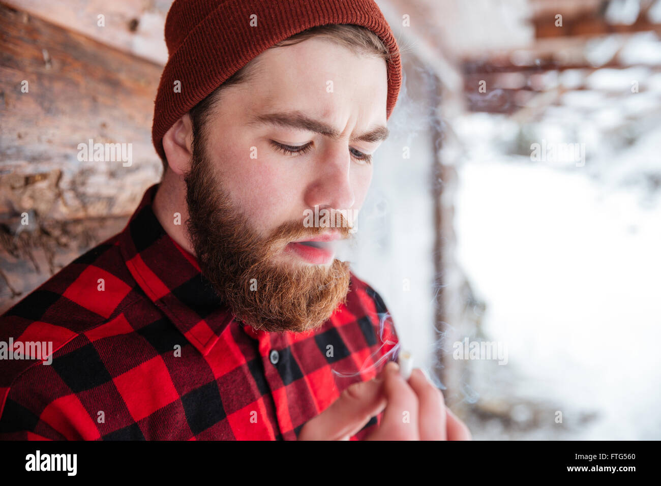 Hipster Mann Rauchen Zigarette im freien Stockfoto