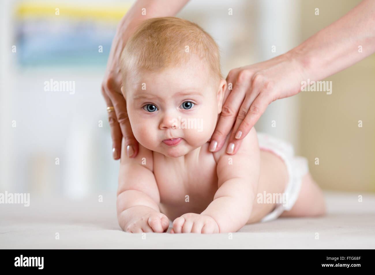 Mutter oder Therapeut macht massage, um ihr Baby zu Hause. Gesundheit und Medizin-Konzept. Stockfoto