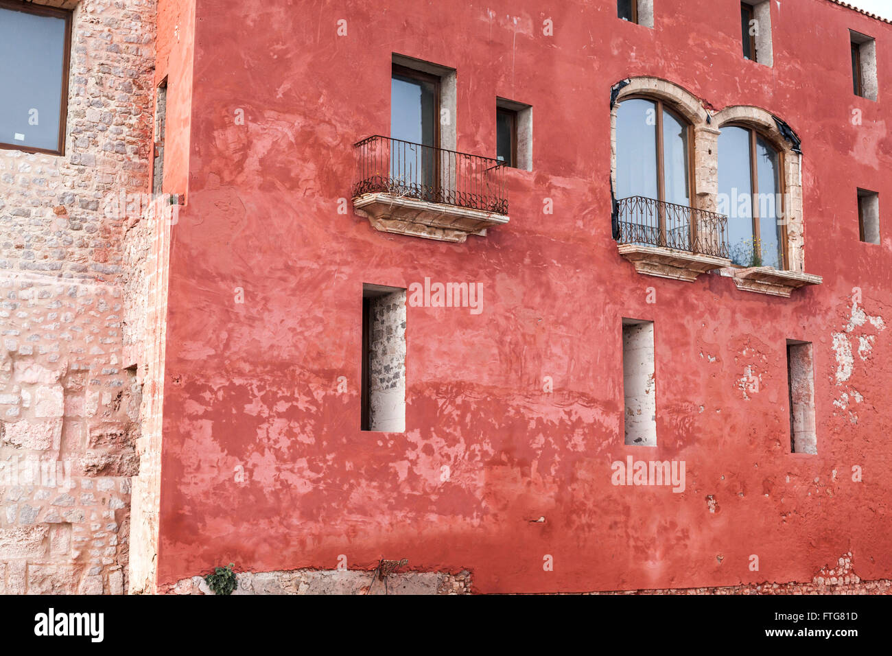 Rote Fassade Gebäude in Dalt Vila in Ibiza-Ibiza, Balearen, Spanien. Stockfoto