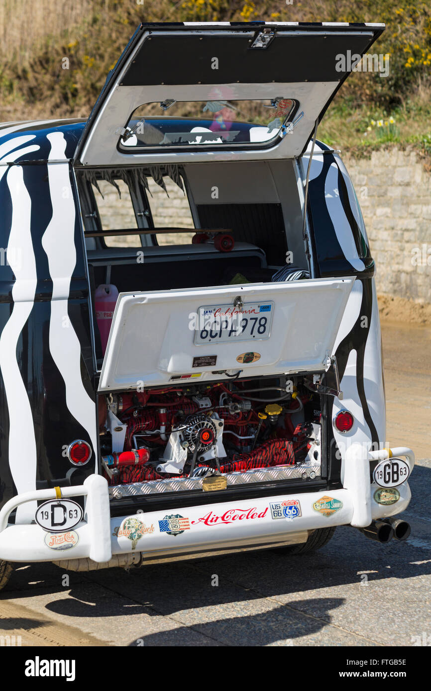 1963 Schwarz-Weiß Volkswagen Wohnmobil VW Wohnmobil geparkt auf Promenade in Bournemouth, Dorset UK im März Stockfoto