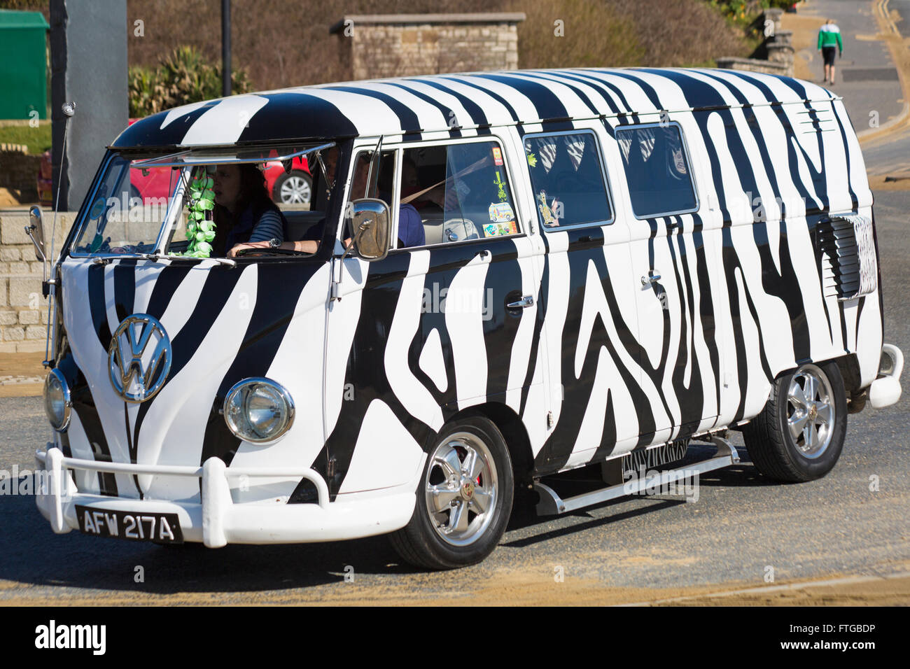 Fahren 1963 schwarz-weißen Volkswagen Wohnmobil van auf Promenade in Boscombe, Bournemouth, Dorset UK im März Stockfoto