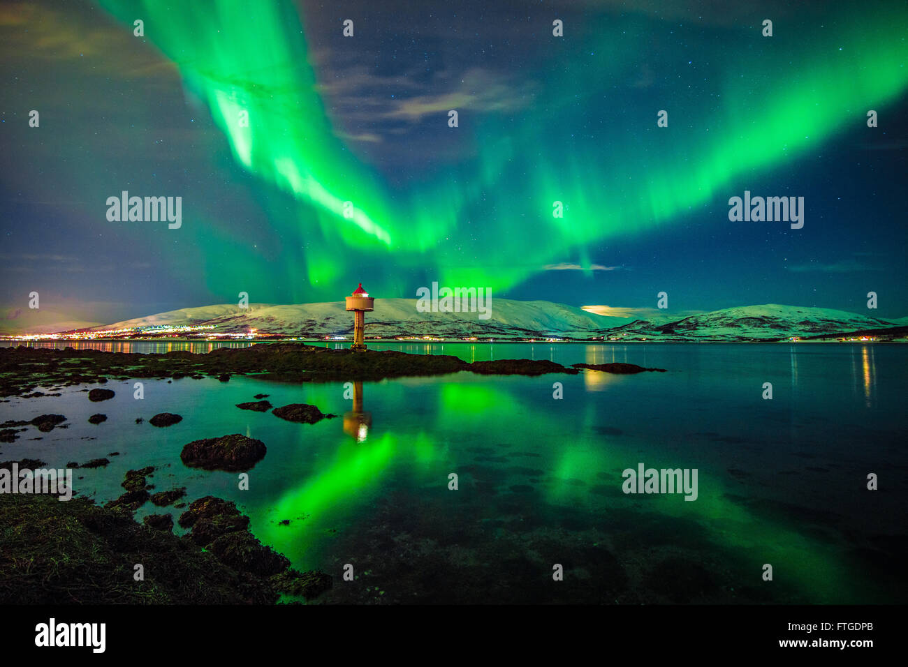 Aurora Borealis tanzen über Fjord, Tromsö Nordnorwegen Stockfoto