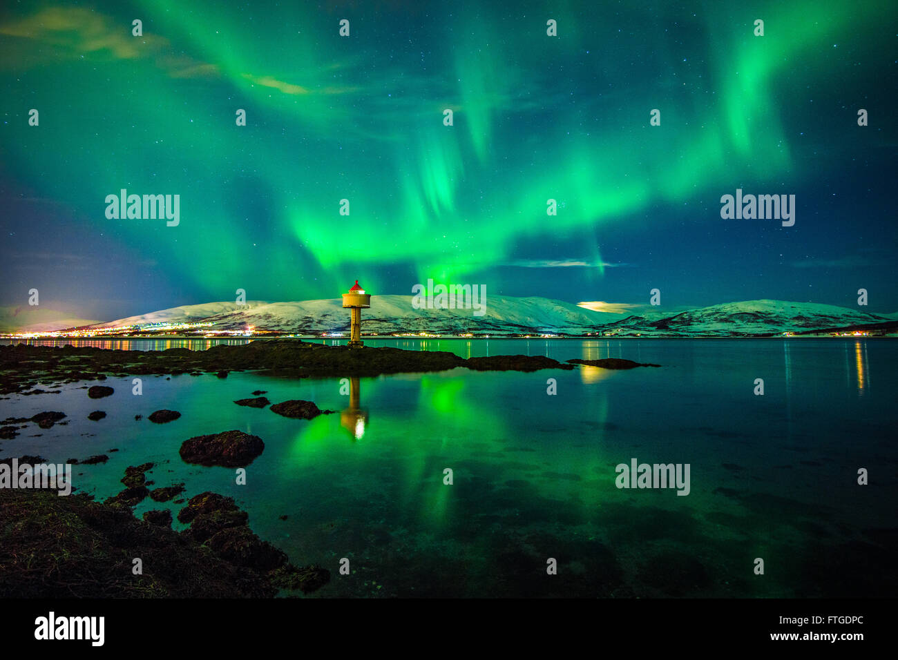 Aurora Borealis tanzen über Fjord, Tromsö Nordnorwegen Stockfoto