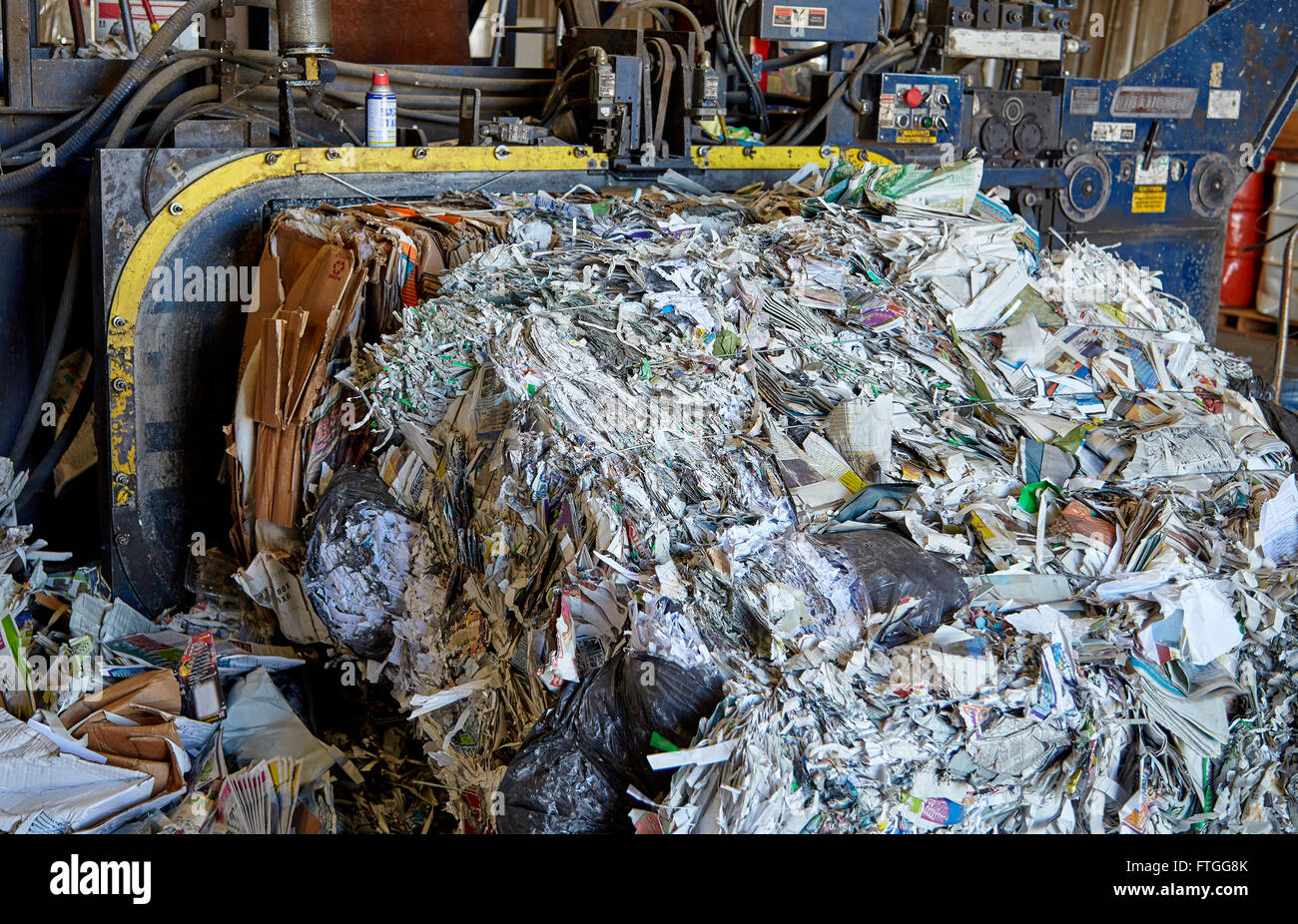 Papier verweigern Schrott Müll Rettung Verdichtung Recyclingmaschine Stockfoto