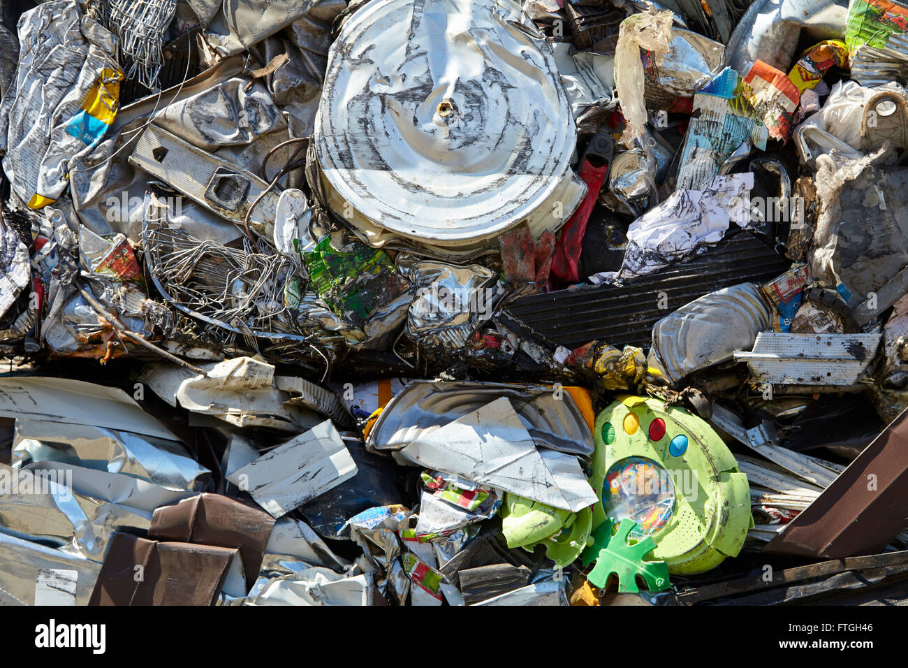 Schrott Metall Müll verdichtet Abfall zur Verwertung Stockfoto