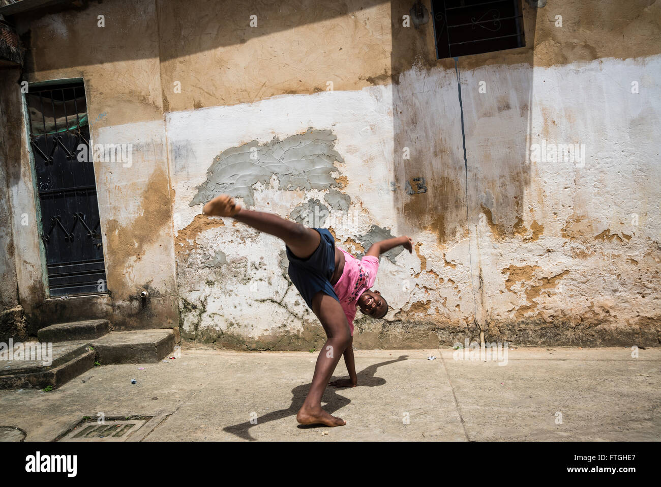 Jungs, die Praktizierenden Capoeira bewegt, Gentois Gemeinschaft, Bairro da Federahatteo, Salvador, Bahia, Brasilien Stockfoto