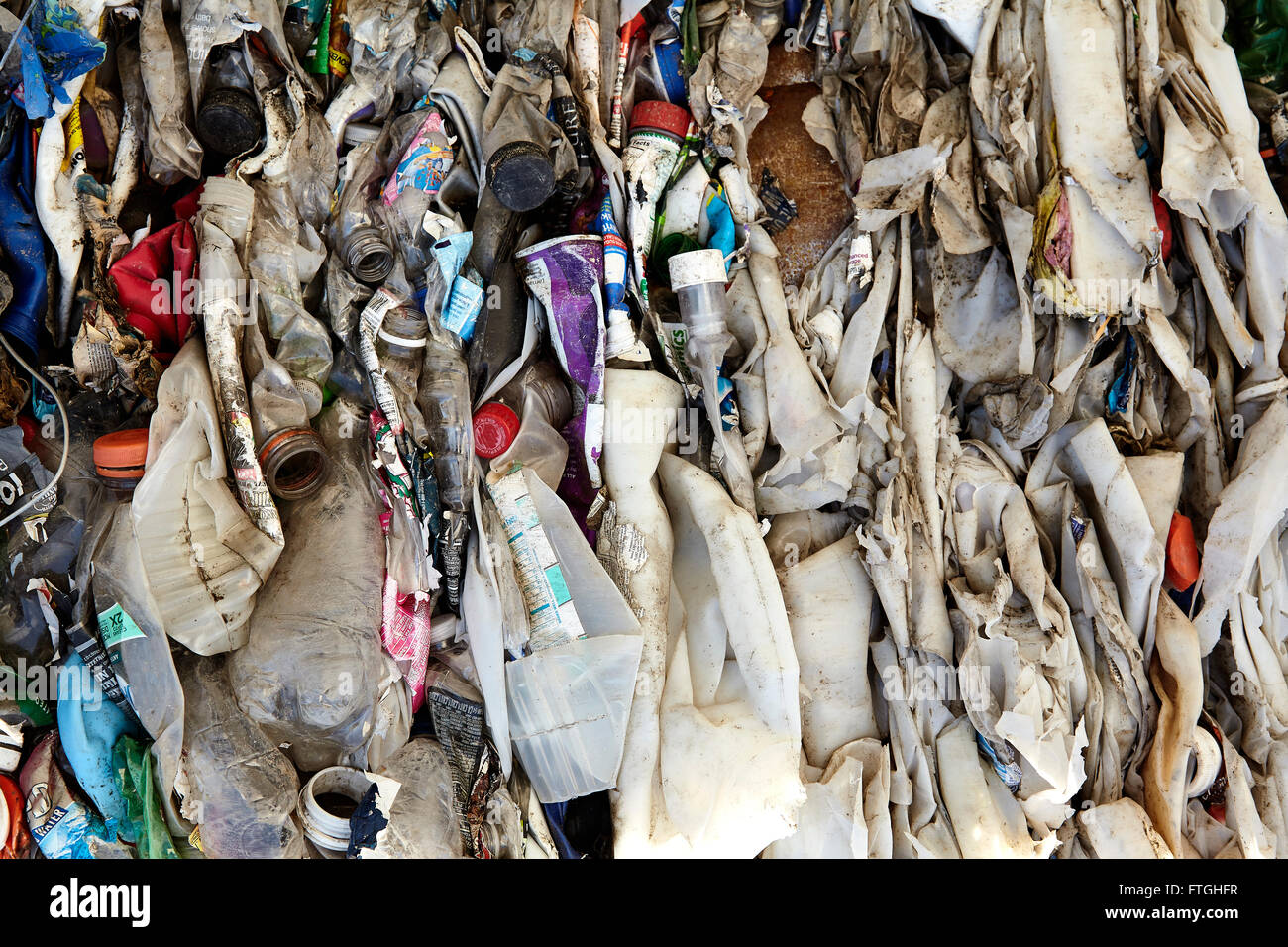 Komprimiert in Cube für das Recycling Kunststoff Abfallbehälter Stockfoto