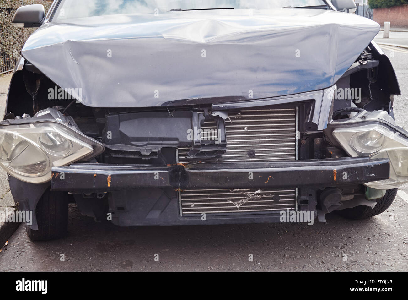 Fahrzeug bei Unfall beschädigt Stockfoto
