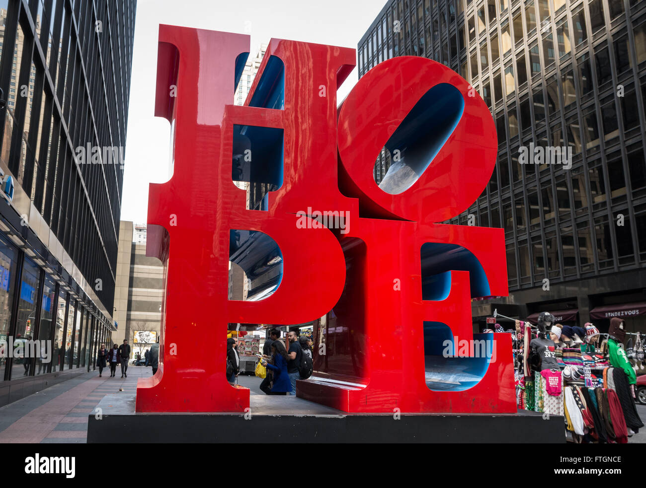 Pop Art Hoffnung Skulptur von Robert Indiana auf der 7th Avenue und 53rd Street in New York City, USA Stockfoto
