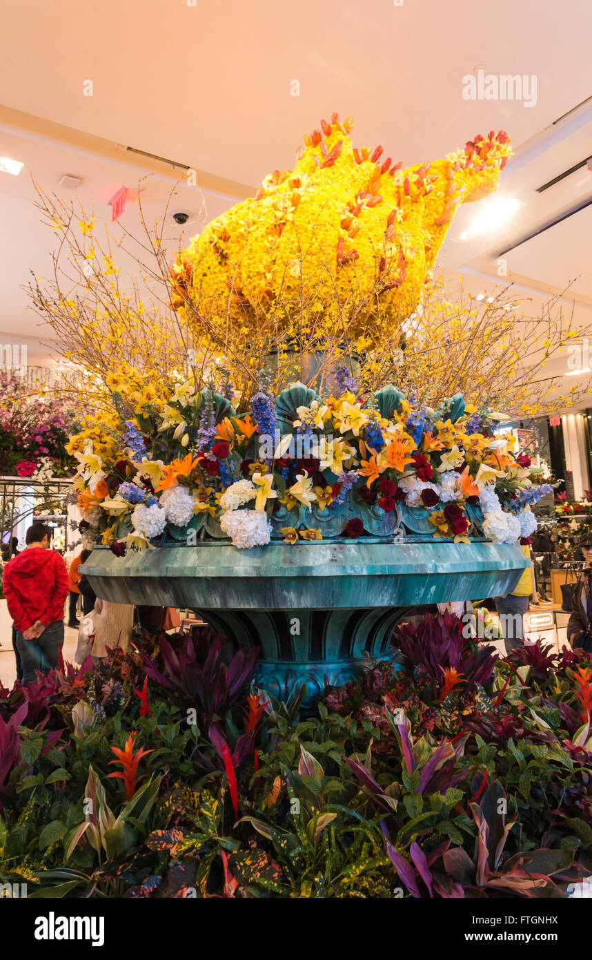 Macys jährliche Blumenschau: das Herzstück der Displays ist eine Replik der Freiheitsstatue Fackel der Blumen gemacht Stockfoto