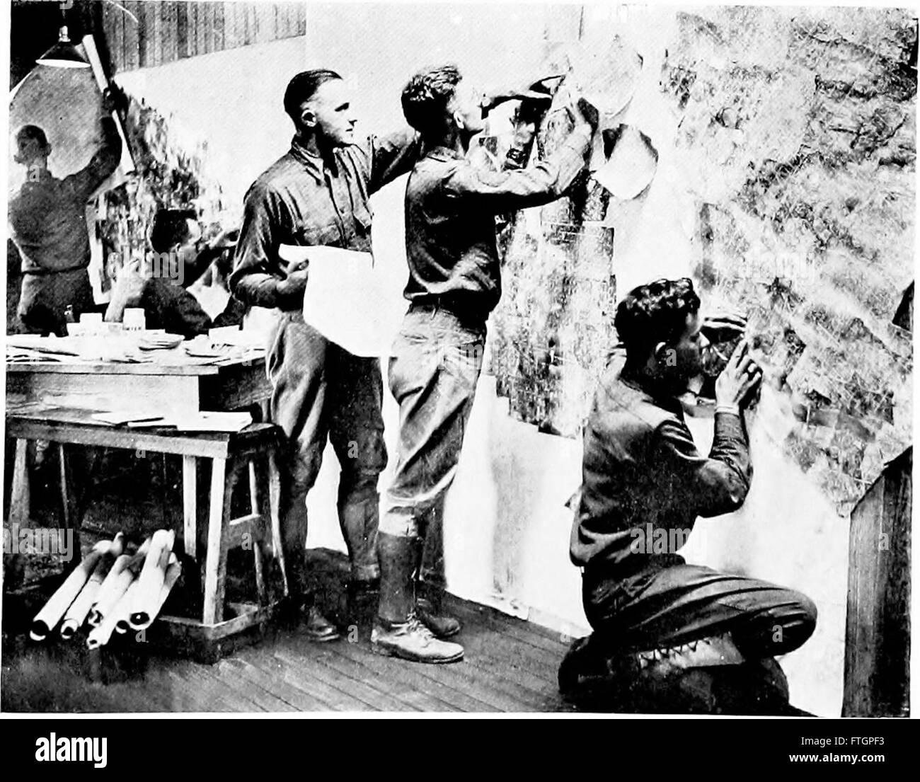 Eine 1919 erschienene Publikation, in der verschiedene physikalische Probleme in militärischen Situationen diskutiert und praktische Anwendungen der Physik in Kriegskontexten untersucht werden. Stockfoto