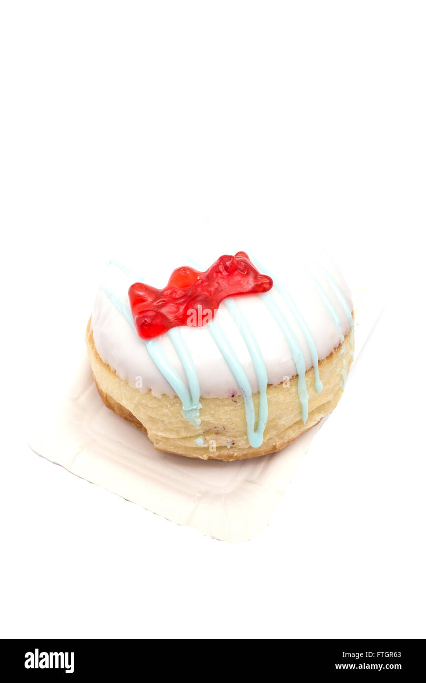 Teig Nuss mit Sahnehäubchen und Gummibärchen Bär in Hochformat Stockfoto