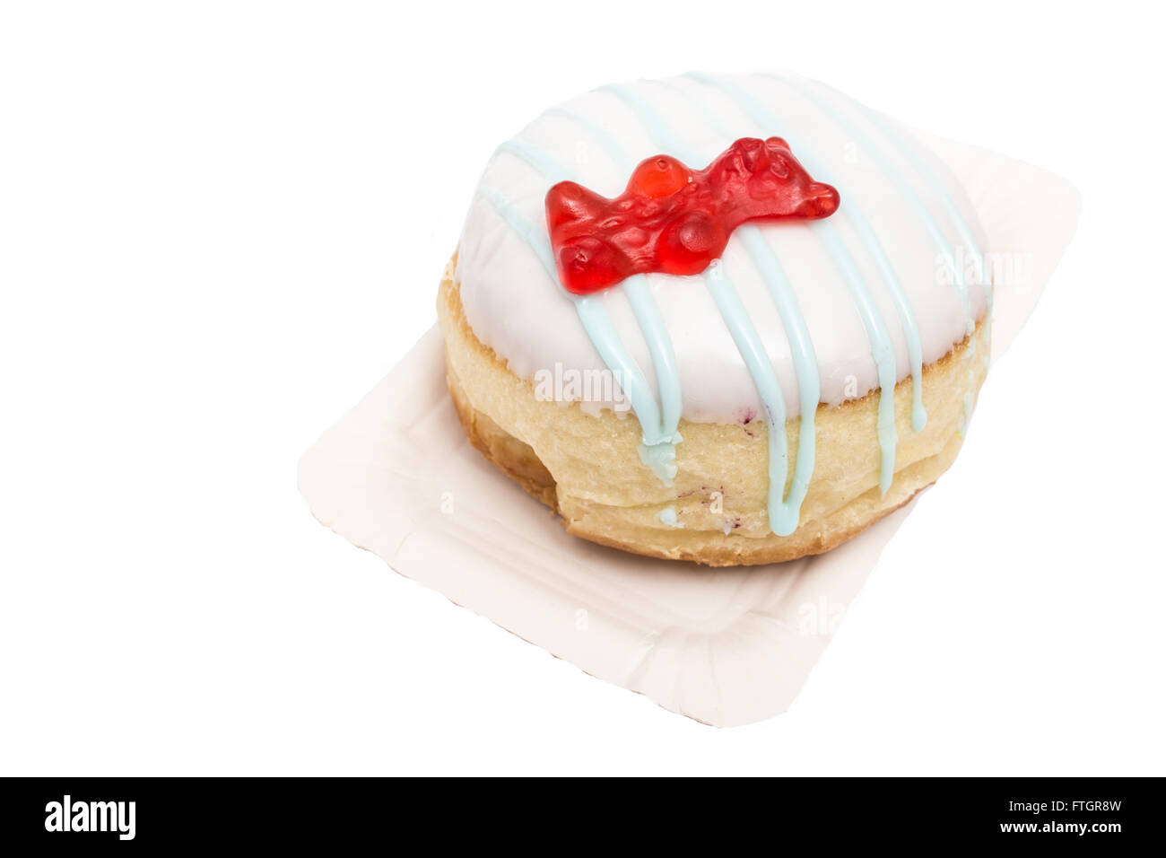 Teig Nuss mit rote Gummibärchen und weißem Zuckerguss Stockfoto