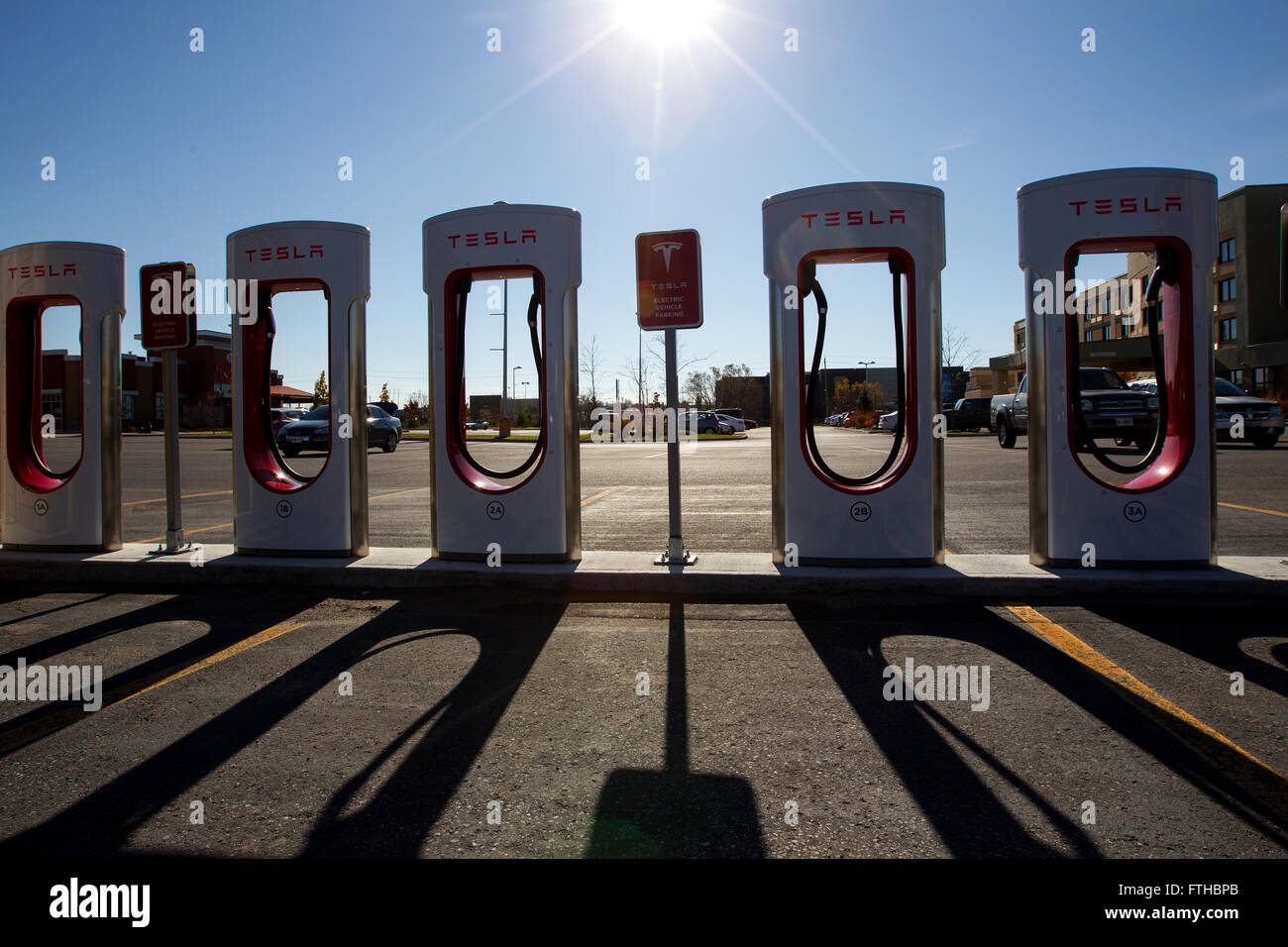 Tesla Motors aufladen Einheiten in Kings Cross Outlet Mall in in Kingston, Ontario, auf Dienstag, 3. November 2015. Stockfoto