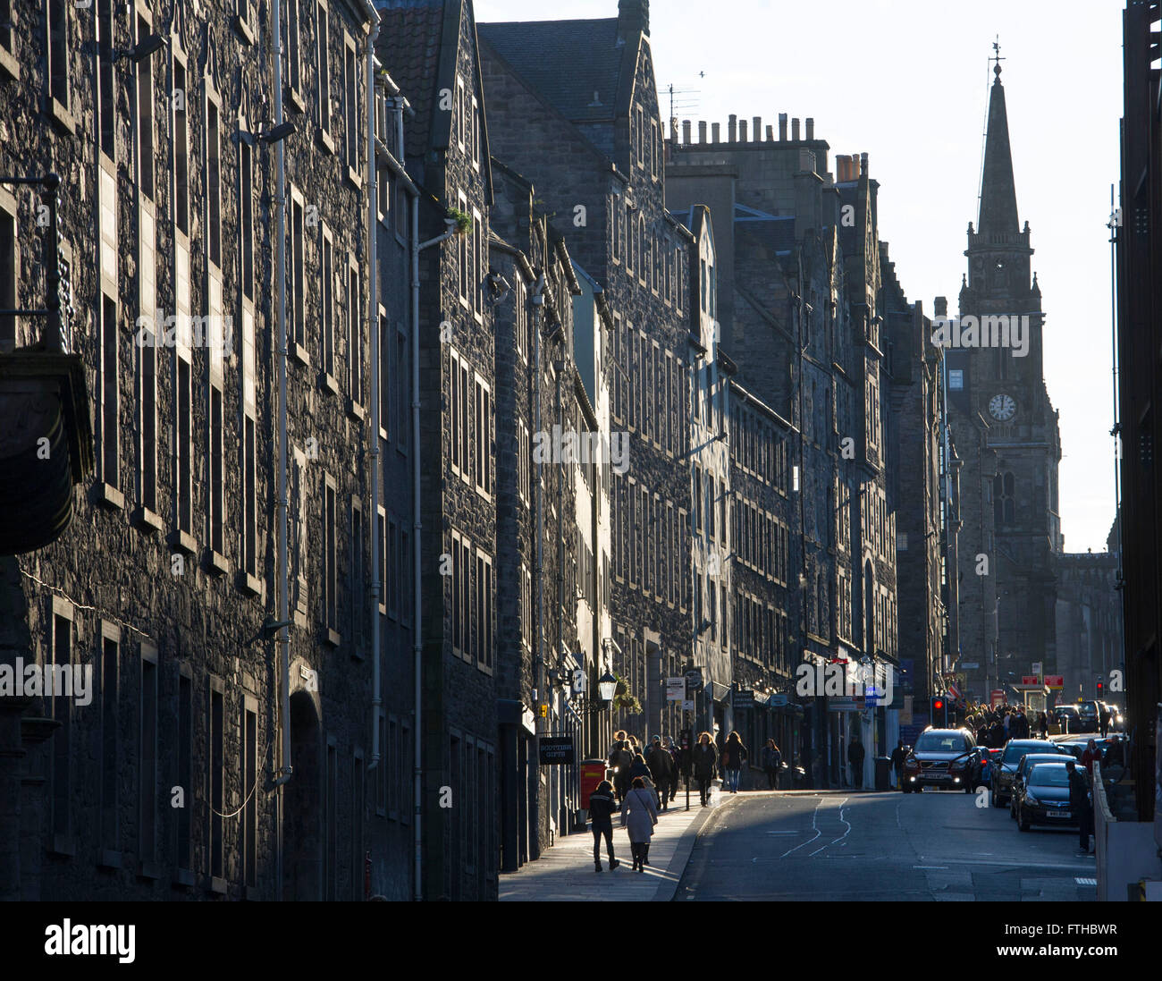 28.03.2016. Die Royal Mile/Canongate, High Street, Edinburgh. Blick von der Canongate auf der Royal Mile in Richtung Tron Kirk. Stockfoto