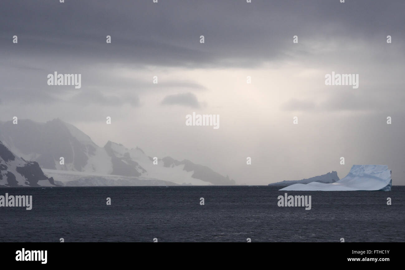 Grauen Himmel, Gletschern und Eisbergen.  Süd-Shetland-Inseln, Antarktis.   03 mar 16 Stockfoto