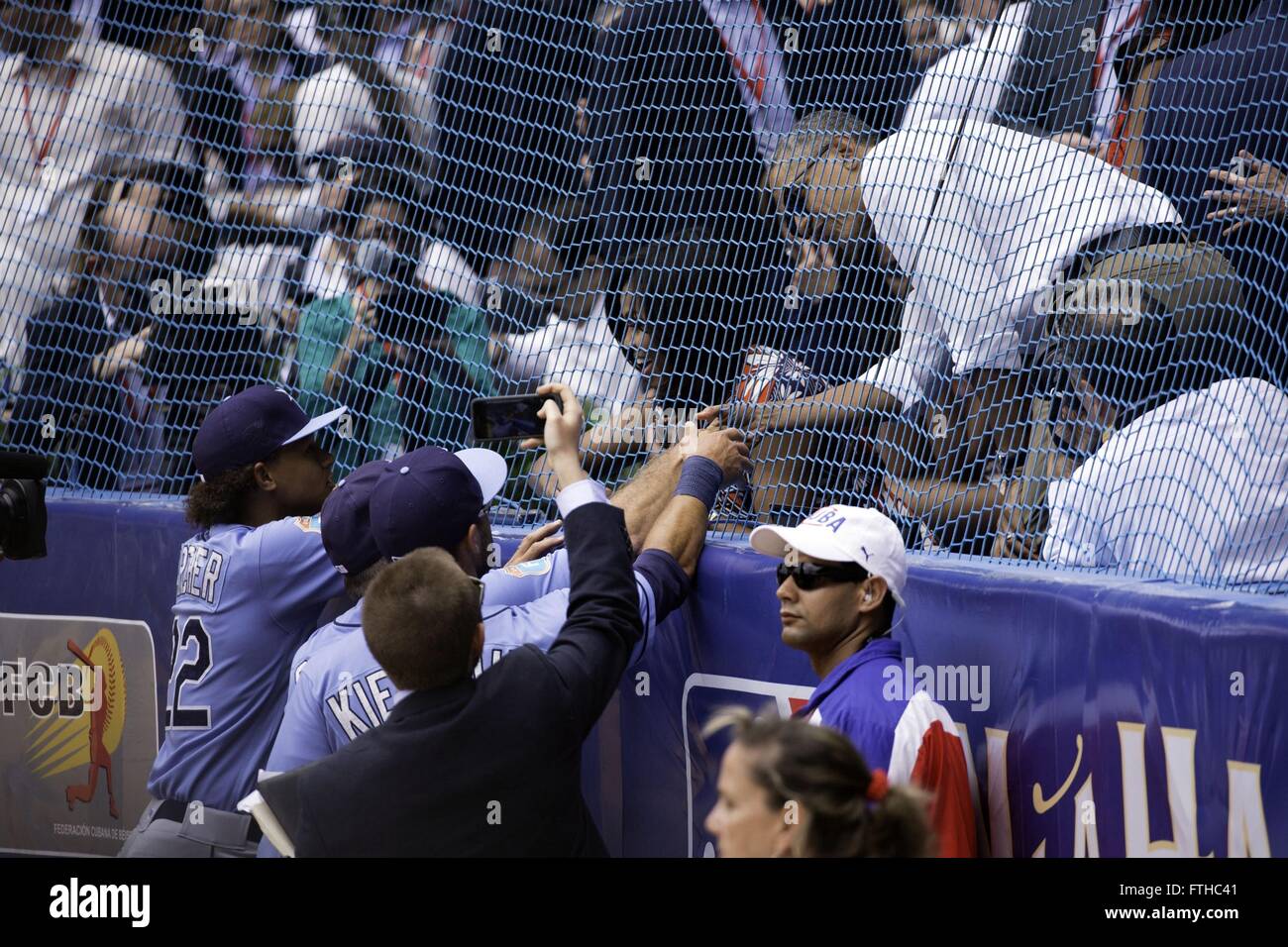 US-Präsident Barack Obama begrüßt Mitglieder der Tampa Bay Rays vor ihrem Ausstellung-Baseball-Spiel mit der kubanischen Nationalmannschaft am Estadio Latinoamericano 22. März 2016 in Havanna, Kuba. Stockfoto