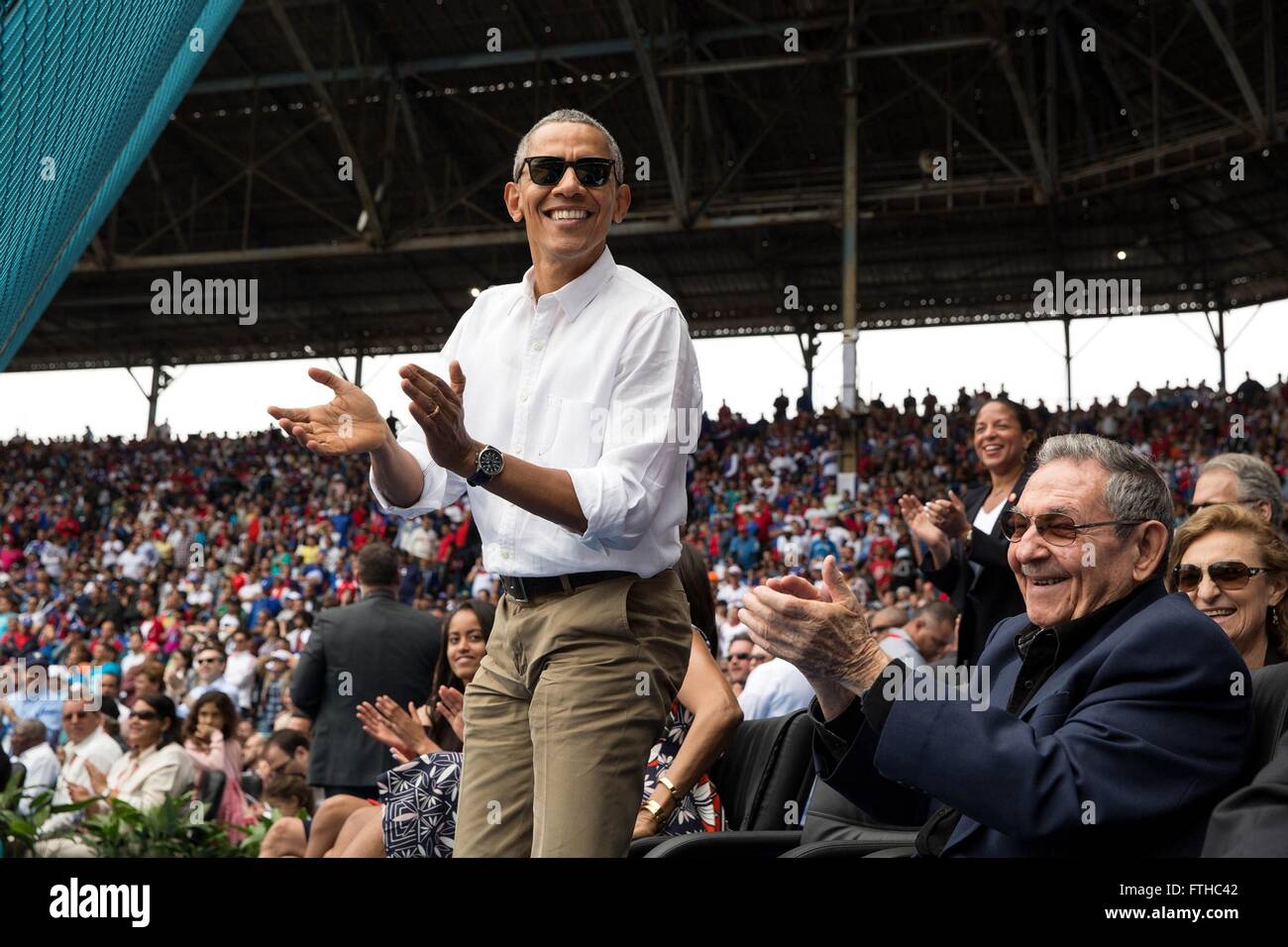 US-Präsident Barack Obama und Präsident Raul Castro Kuba begrüßen einen Lauf durch die Tampa Bay Rays während einer Ausstellung Baseball-Spiel zwischen den Strahlen und der kubanischen Nationalmannschaft im Estadio Latinoamericano 22. März 2016 in Havanna, Kuba. Stockfoto