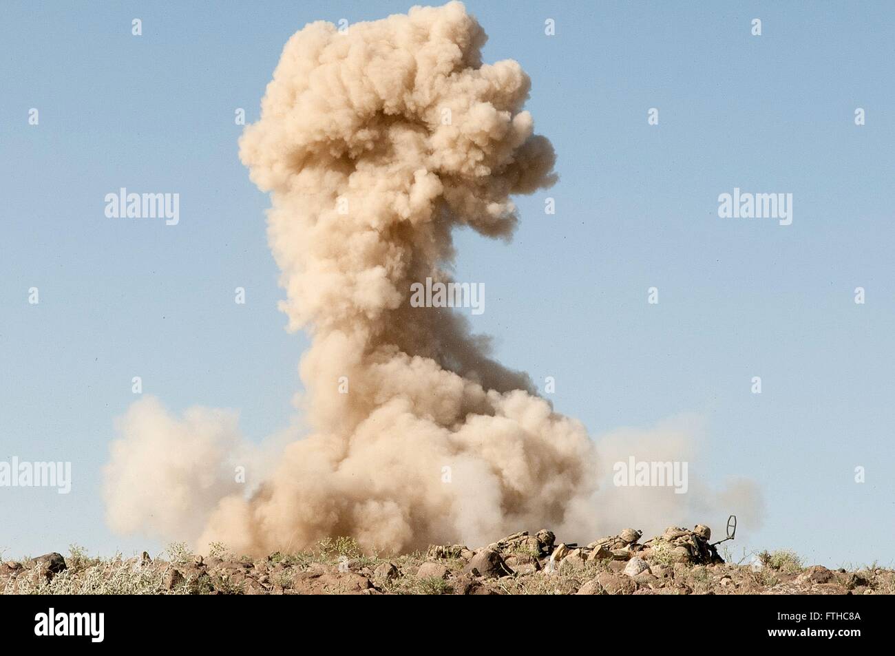 US Army Fallschirmjäger Explosive Ordnance Techniker zünden ein improvisierter Sprengsatz im Ort, nachdem es war entdeckte es auf einem Hügel während einem Kampf Patrouille 17. Mai 2012 in der Provinz Ghazni, Afghanistan. Stockfoto