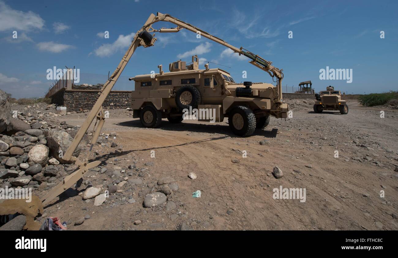 Mitglieder der Streitkräfte der Djiboutian verwenden den Roboterarm auf ein Sprengsatz Erkennung Fahrzeug, um improvisierte Sprengsätze außerhalb Camp Lemonier 7. Mai 2015 in Dschibuti überprüfen. Stockfoto