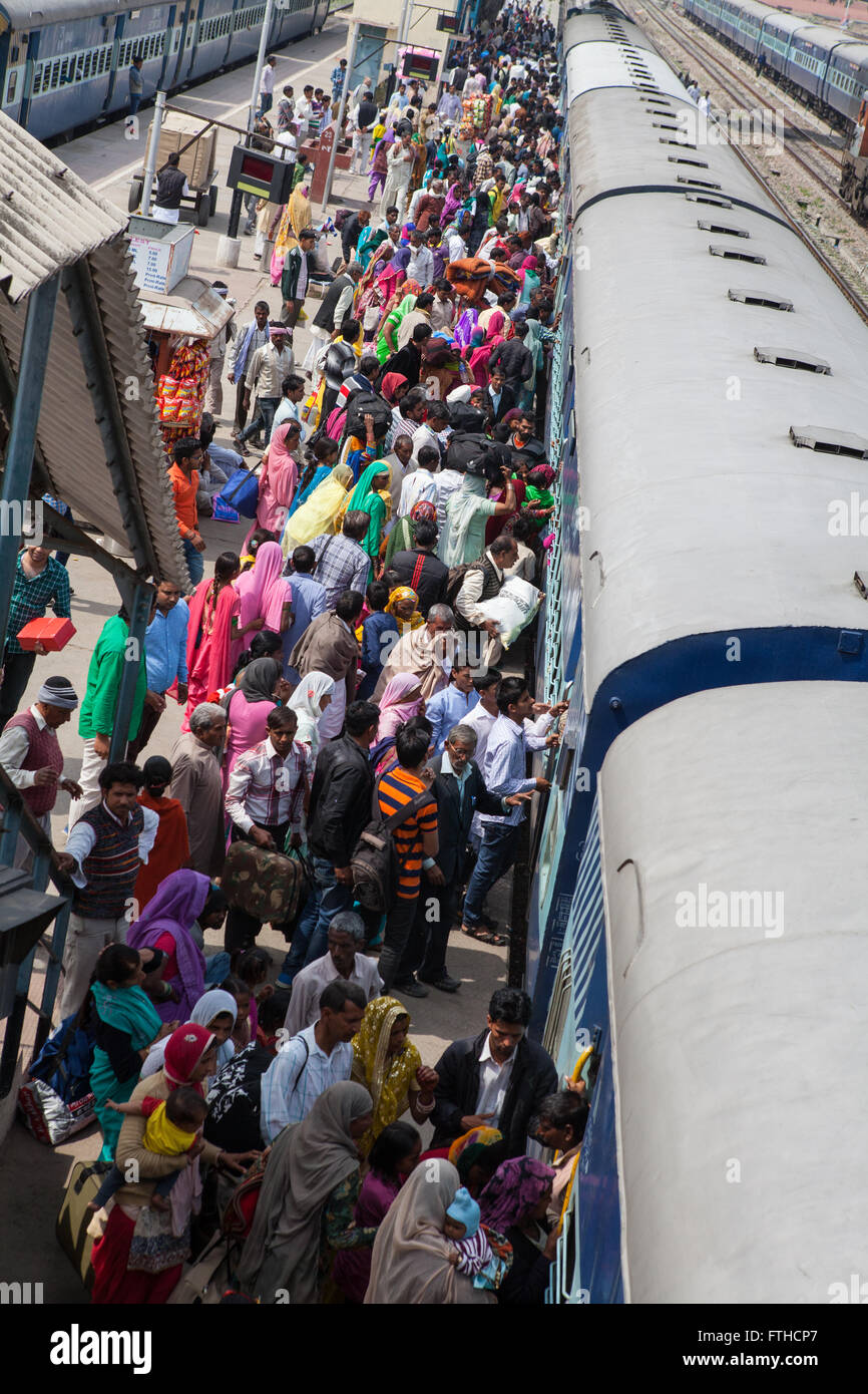 Eine Menge von Passagiere Gerangel um eine stationäre Zug am Bahnhof in Rohtak Stockfoto