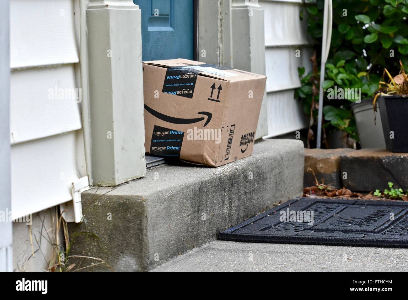 Amazon-Box ausgeliefert bis vor die Haustür eines Hauses Stockfoto