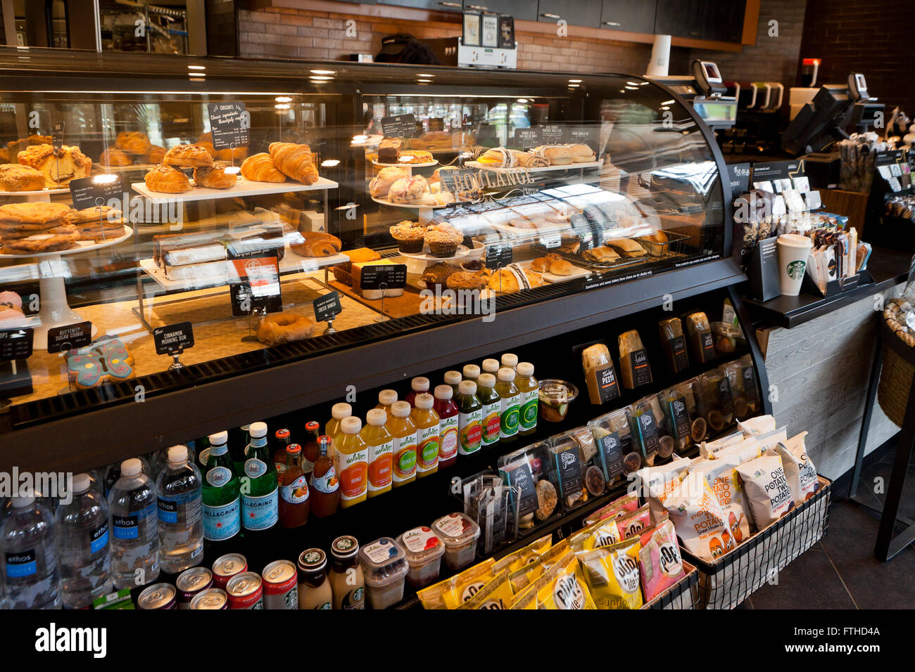 Starbucks Gebäck und Getränke Flasche Vitrine - USA Stockfotografie - Alamy