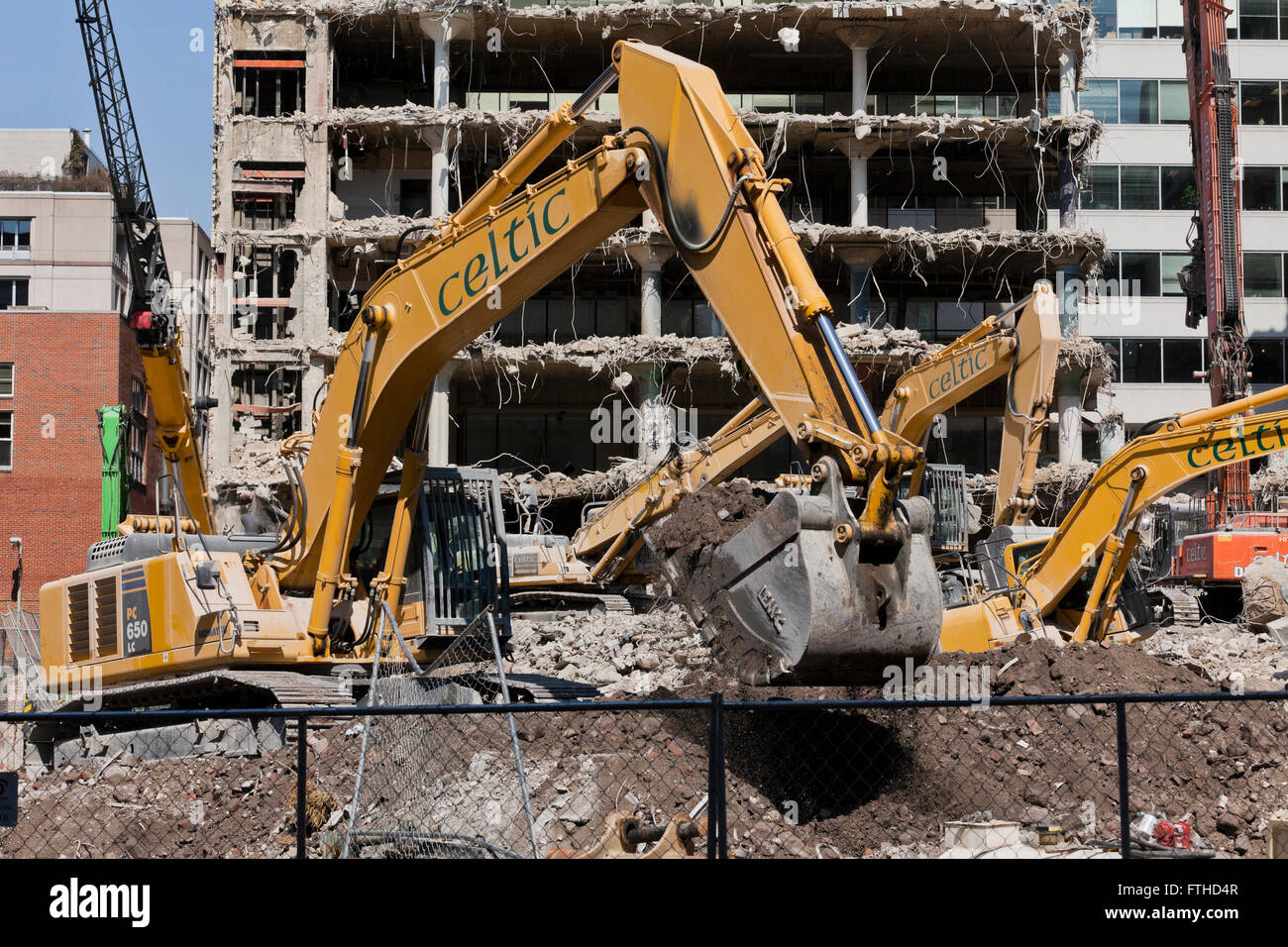 Caterpillar Bagger bei Abbrucharbeiten Baustelle - Washington, DC USA Stockfoto