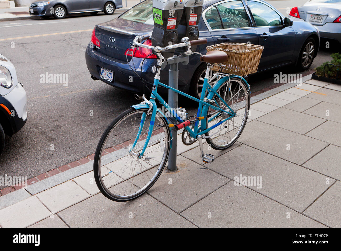Damen Fahrrad gesperrt auf Parkuhr - USA Stockfoto