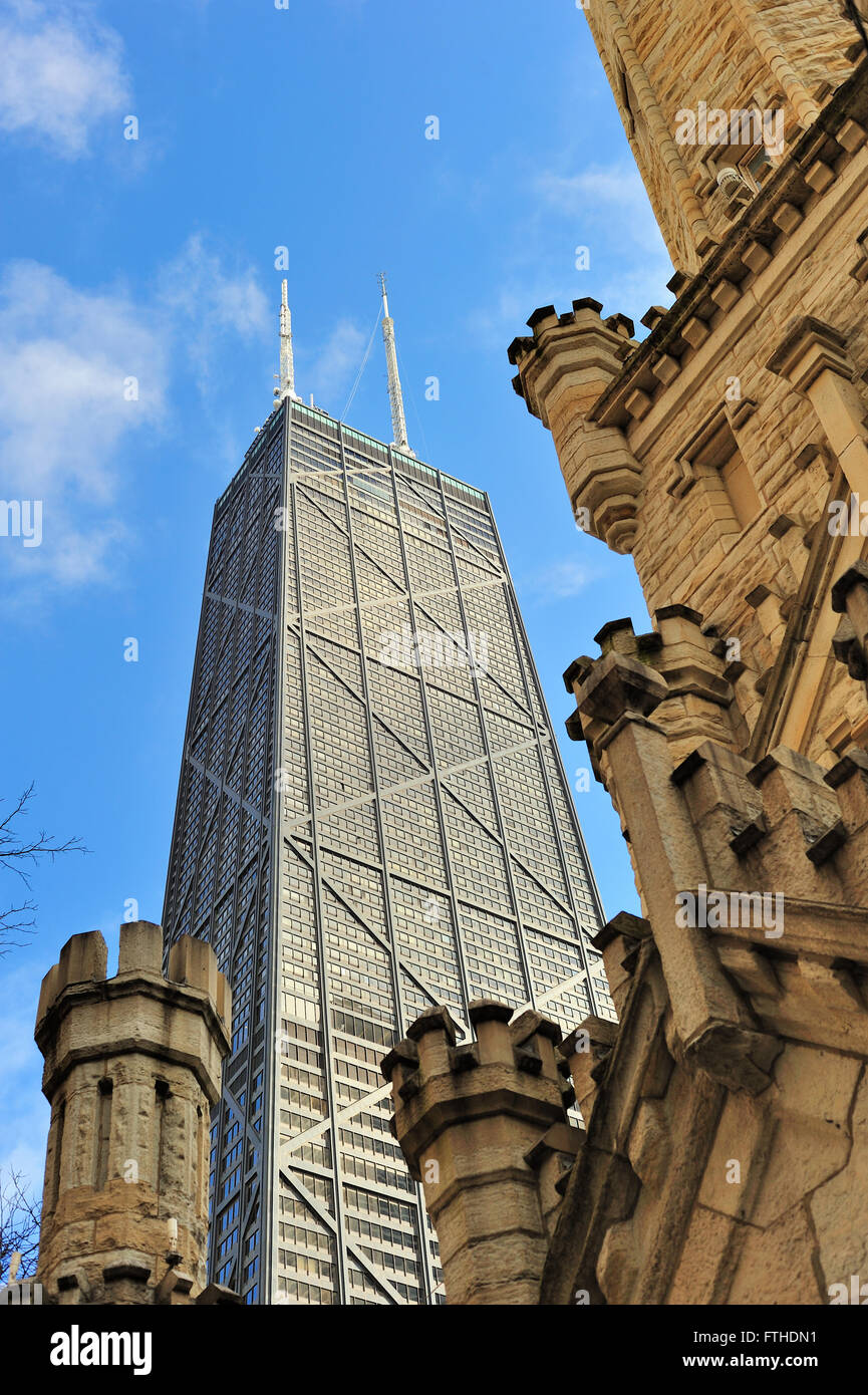 Chicago's John Hancock Building durch die Chicago Water Tower gerahmt bietet einen Kontrast zwischen Chicago's Vergangenheit und Gegenwart. Chicago, Illinois, USA. Stockfoto