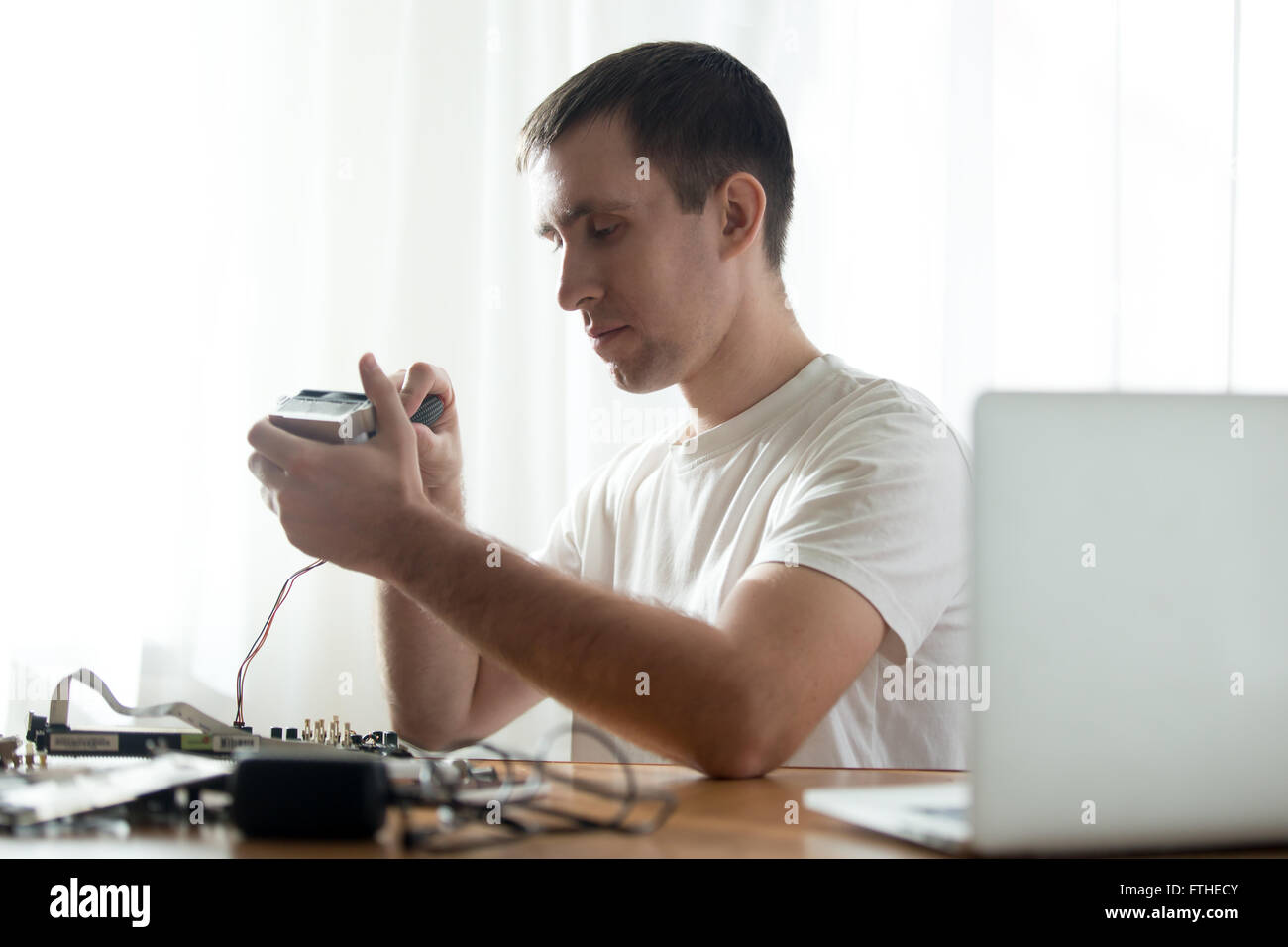 Porträt von gut aussehend professionelle Mechaniker reparieren defekte pc Computerteile im Büro Stockfoto