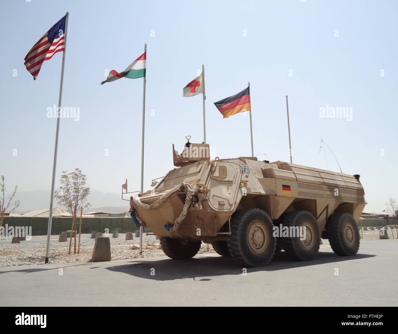 Deutsche gepanzerte Krankenwagen Fahrzeug Fuchs vor Nationalflaggen Stockfoto