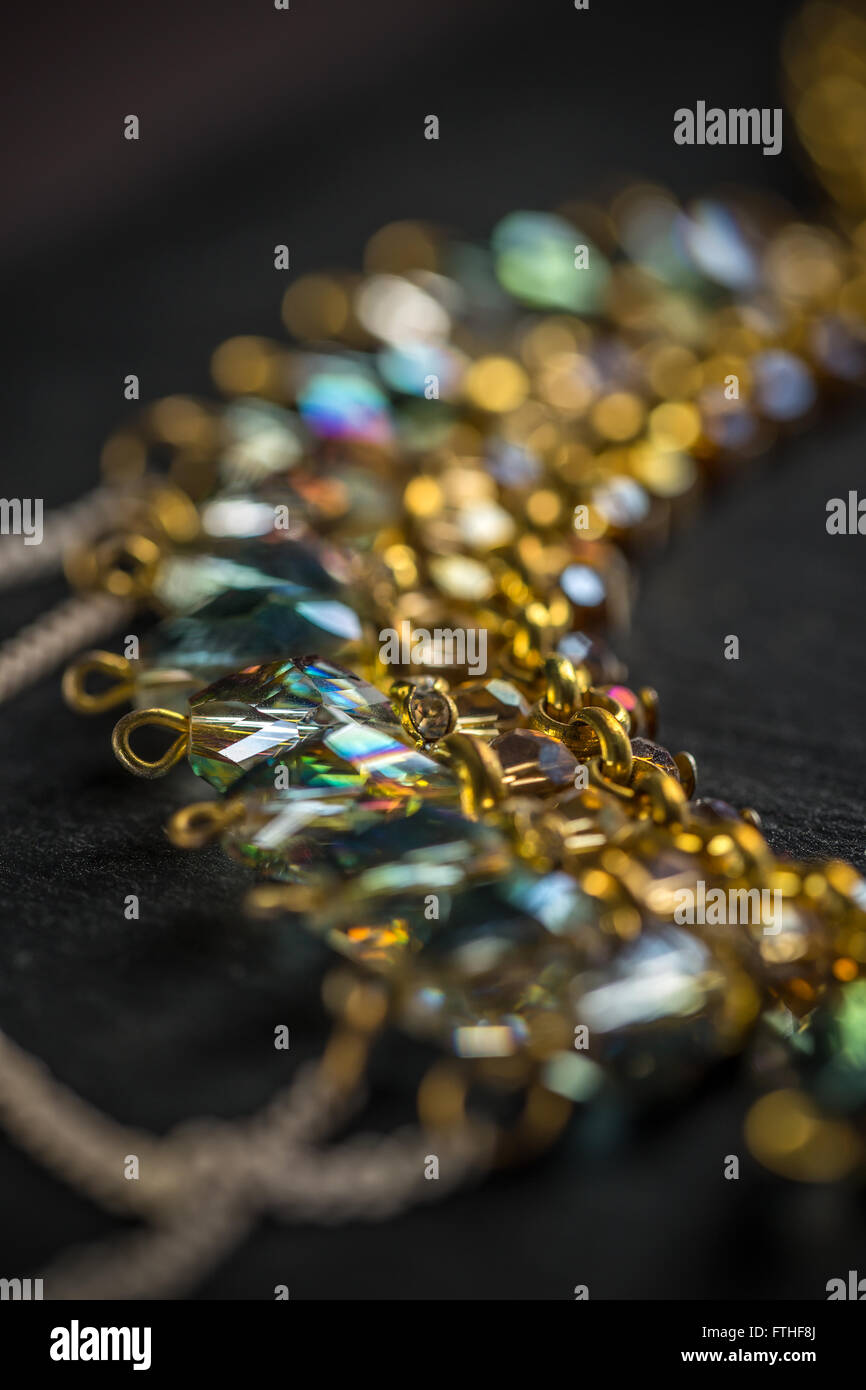Nahaufnahme von bunten Perlen Halskette Stockfoto