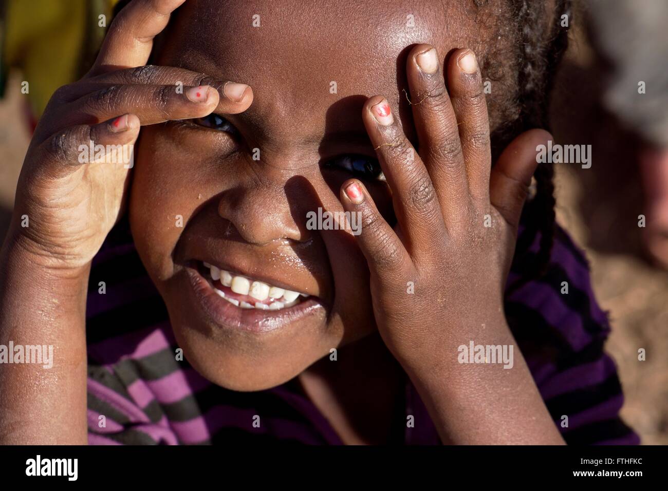 Äthiopische Mädchen für ihre Augen vor der Sonne Stockfoto