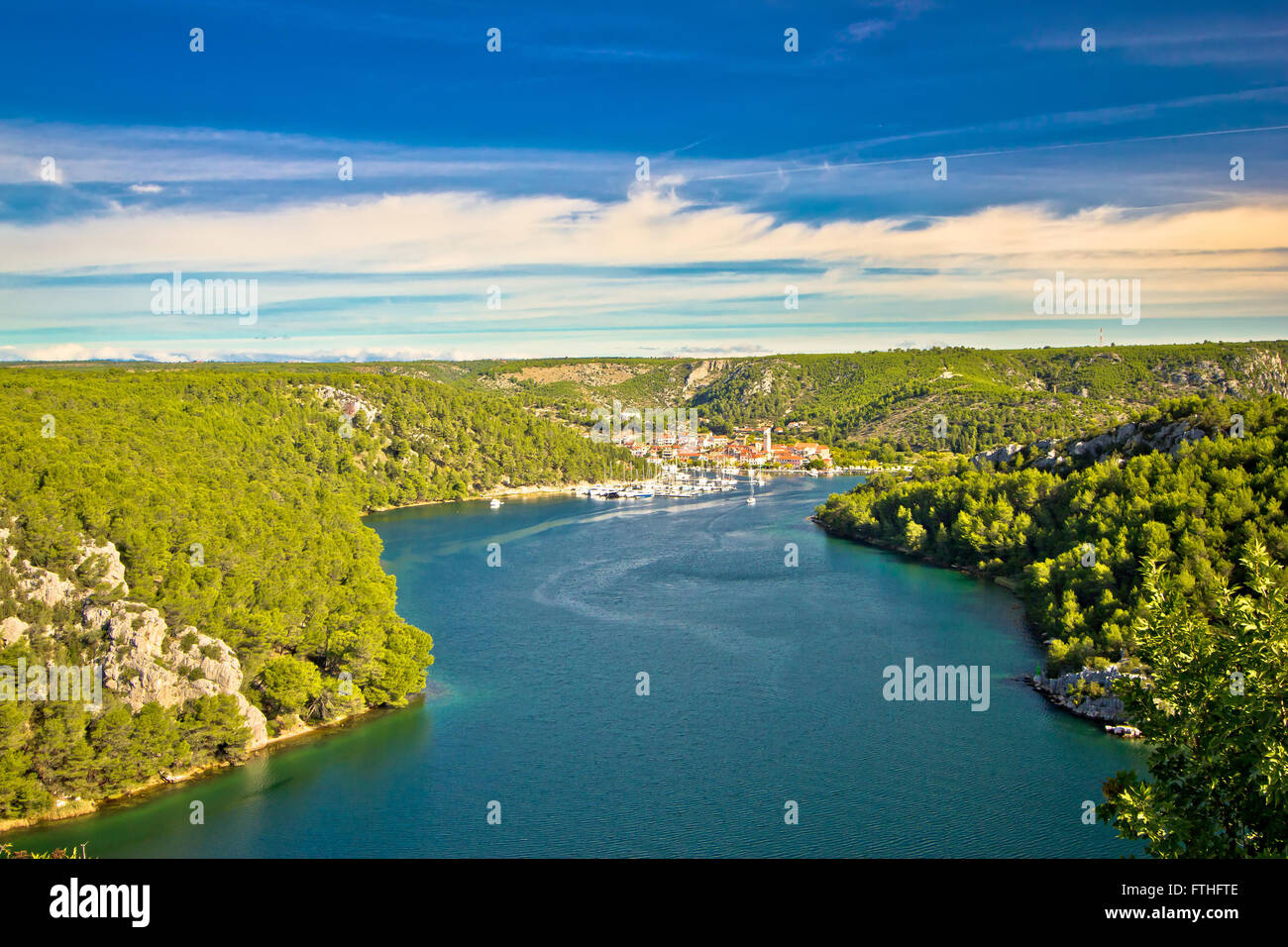Krka Fluss und Stadt Skradin Ansicht, Dalmatien, Kroatien Stockfoto