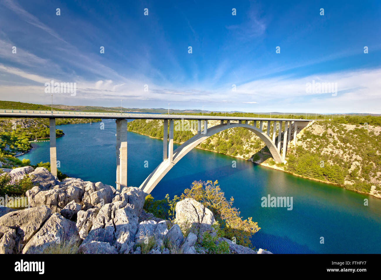 Bogenbrücke über den Fluss Krka, Dalmatien, Kroatien Stockfoto