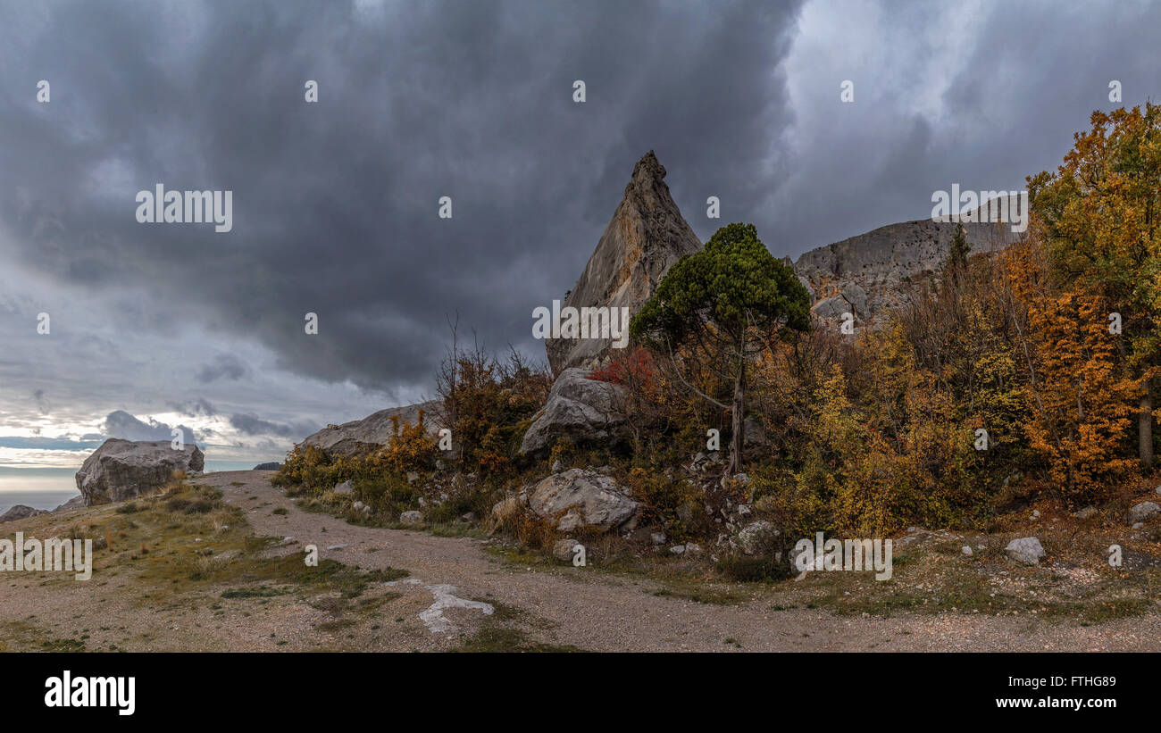 ein bedeckter Herbsttag Landschaft mit Felsen Stockfoto