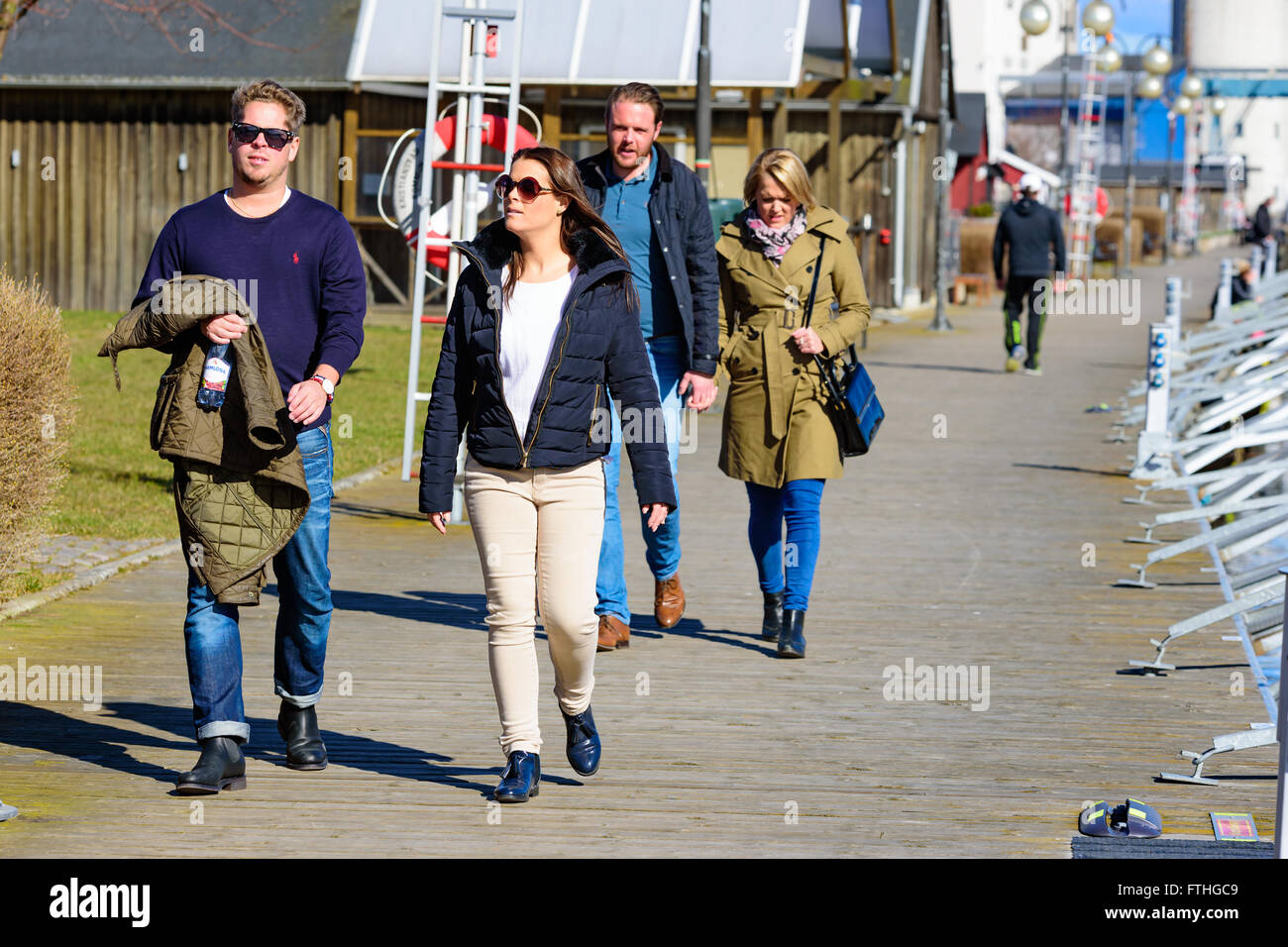 Ahus, Schweden - 20. März 2016: Menschen zu Fuß entlang der berühmten Uferpromenade, genießen einen sonnigen Tag im zeitigen Frühjahr. Echte p Stockfoto