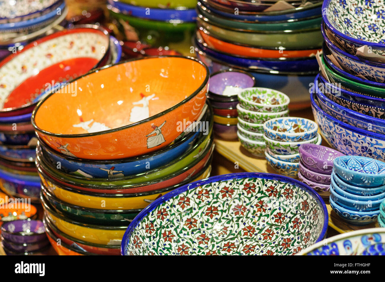 Traditionelle türkische handbemalt gemusterten Keramik Schalen für Verkauf auf dem bedeckt Basar, Istanbul, Türkei Stockfoto