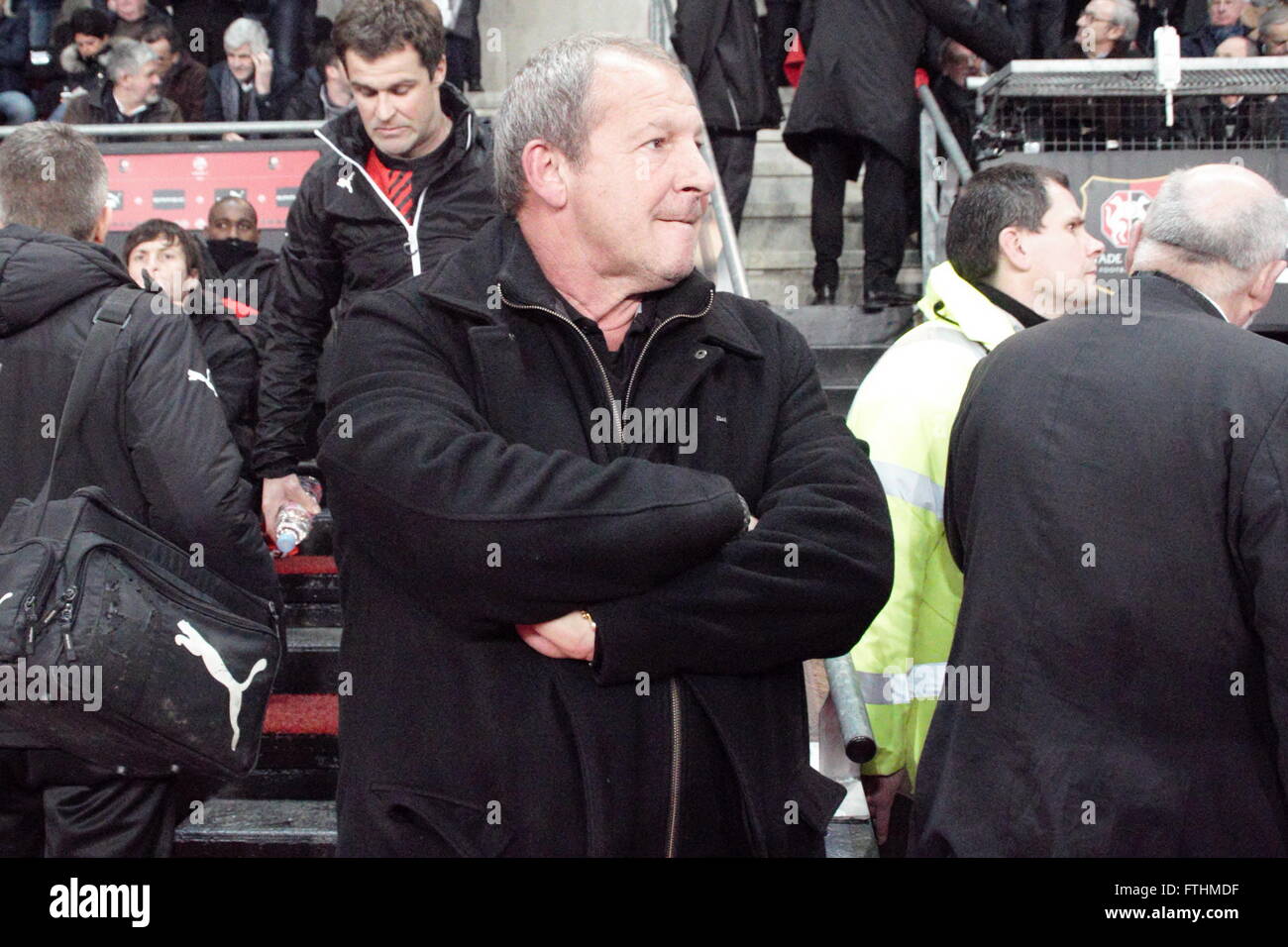 Rennes - Februar 4: Rolland Courbis Coach Stade Rennais, Echauffement während des Spiels zwischen Stade rennais Stockfoto