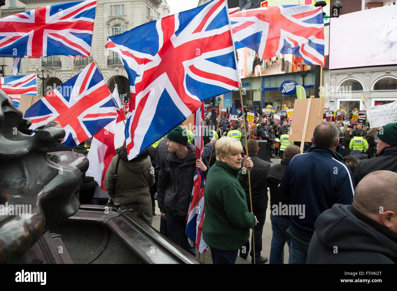 Mitglieder des Britain First im Zähler protest gegen Anti-Rassismus-Day Demonstration angeführt von stehen bis zum Rassismus am 19. März 2016 in London, Vereinigtes Königreich. Stehen bis zum Rassismus hat einige der größten antirassistischen Mobilisierungen in Großbritannien im letzten Jahrzehnt geführt, Stellung gegen Faschismus, Rassismus, Islamophobie und Antisemitismus zu protestieren. Stockfoto