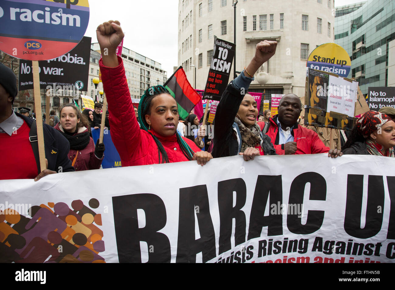 Schwarze Aktivisten steigt gegen Kürzungen Demonstranten protestieren mit ihren Fäusten auf Anti-Rassismus-Day Demonstration angeführt von stehen bis zum Rassismus am 19. März 2016 in London, Vereinigtes Königreich angesprochen. Stehen bis zum Rassismus hat einige der größten antirassistischen Mobilisierungen in Großbritannien im letzten Jahrzehnt geführt, Stellung gegen Faschismus, Rassismus, Islamophobie und Antisemitismus zu protestieren. Stockfoto