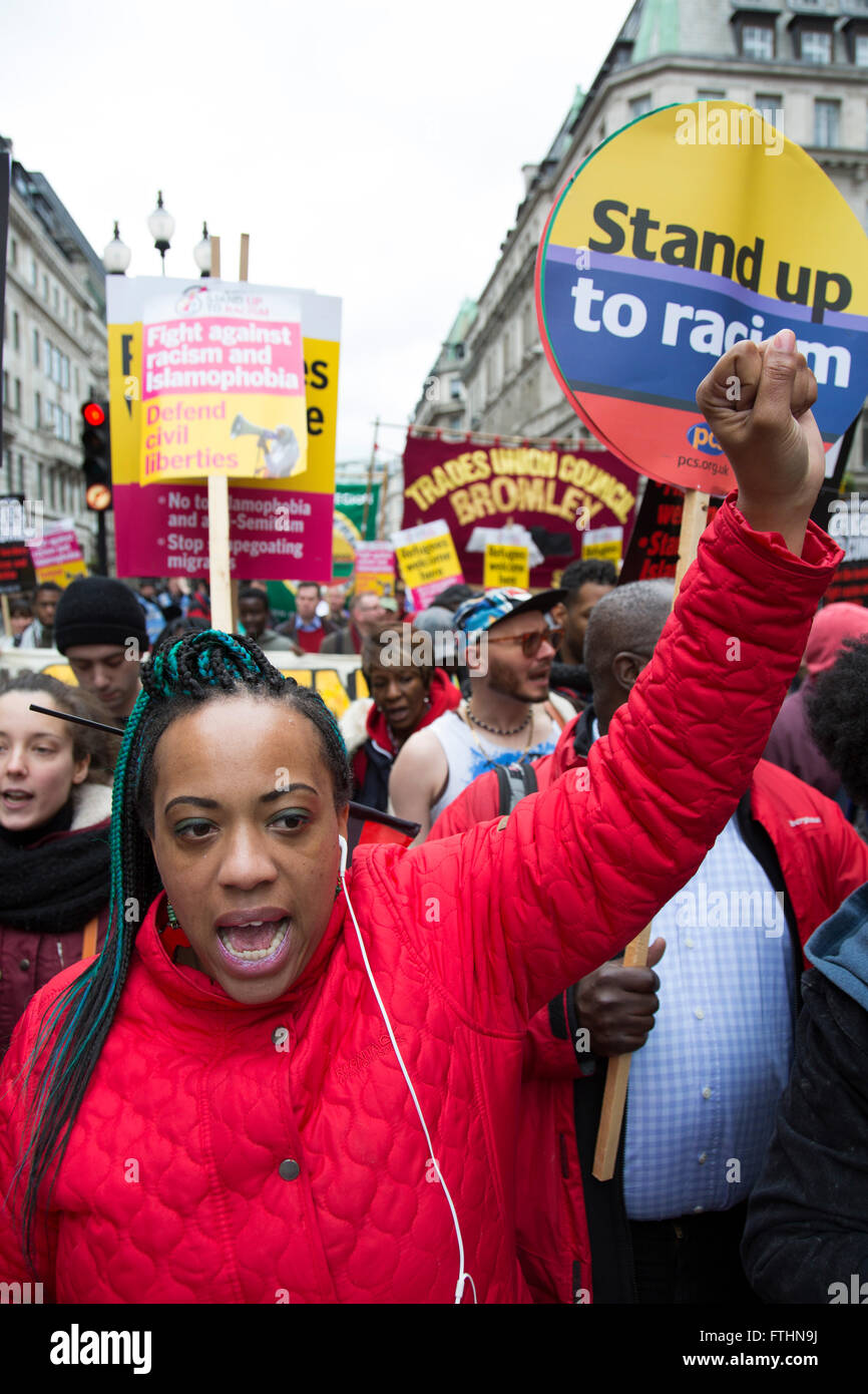 Schwarze Aktivisten steigt gegen Kürzungen Demonstranten protestieren mit ihren Fäusten auf Anti-Rassismus-Day Demonstration angeführt von stehen bis zum Rassismus am 19. März 2016 in London, Vereinigtes Königreich angesprochen. Stehen bis zum Rassismus hat einige der größten antirassistischen Mobilisierungen in Großbritannien im letzten Jahrzehnt geführt, Stellung gegen Faschismus, Rassismus, Islamophobie und Antisemitismus zu protestieren. Stockfoto