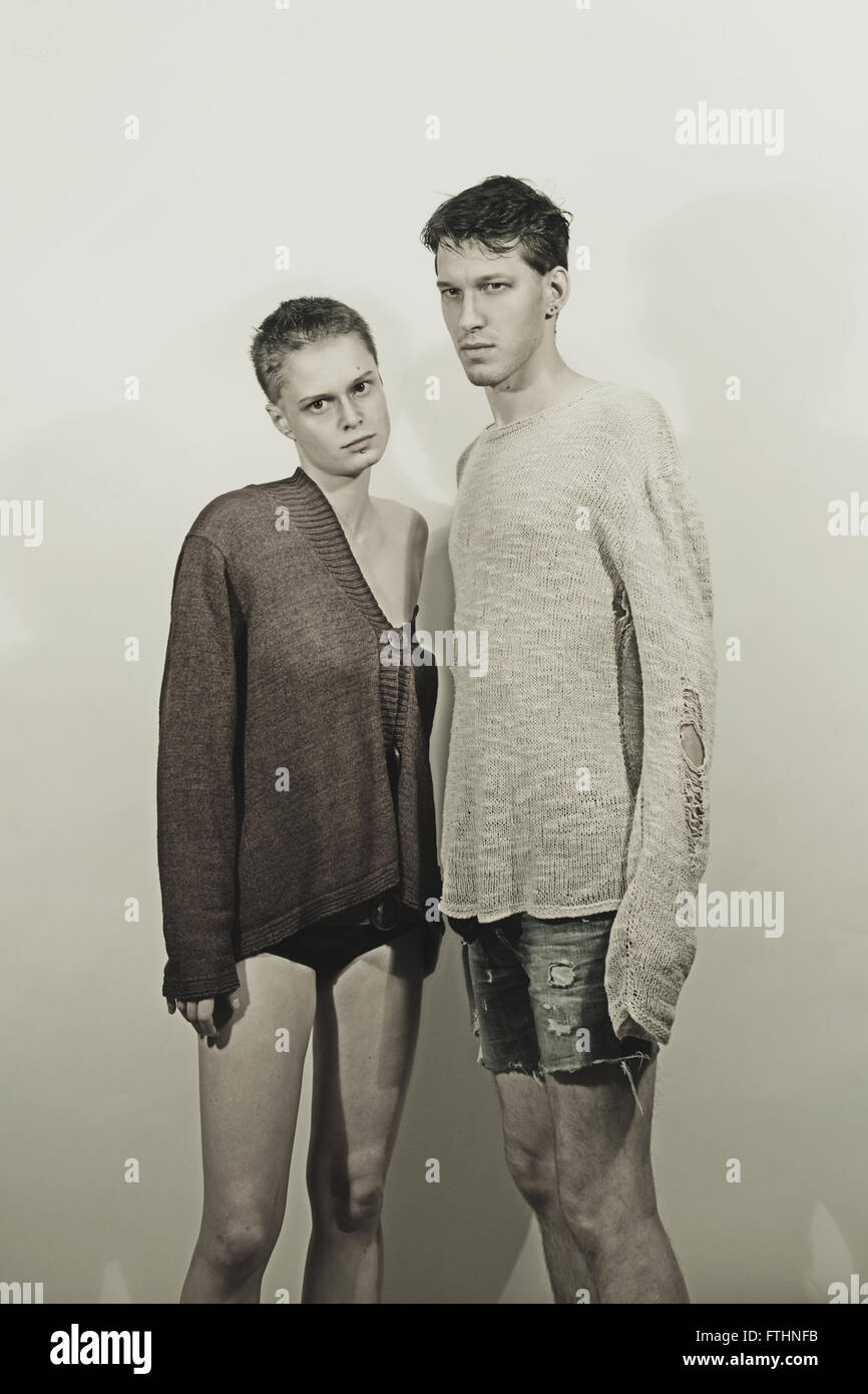Studio-Porträt der ein junger Mann und eine Frau auf einem weißen Hintergrund Stockfoto