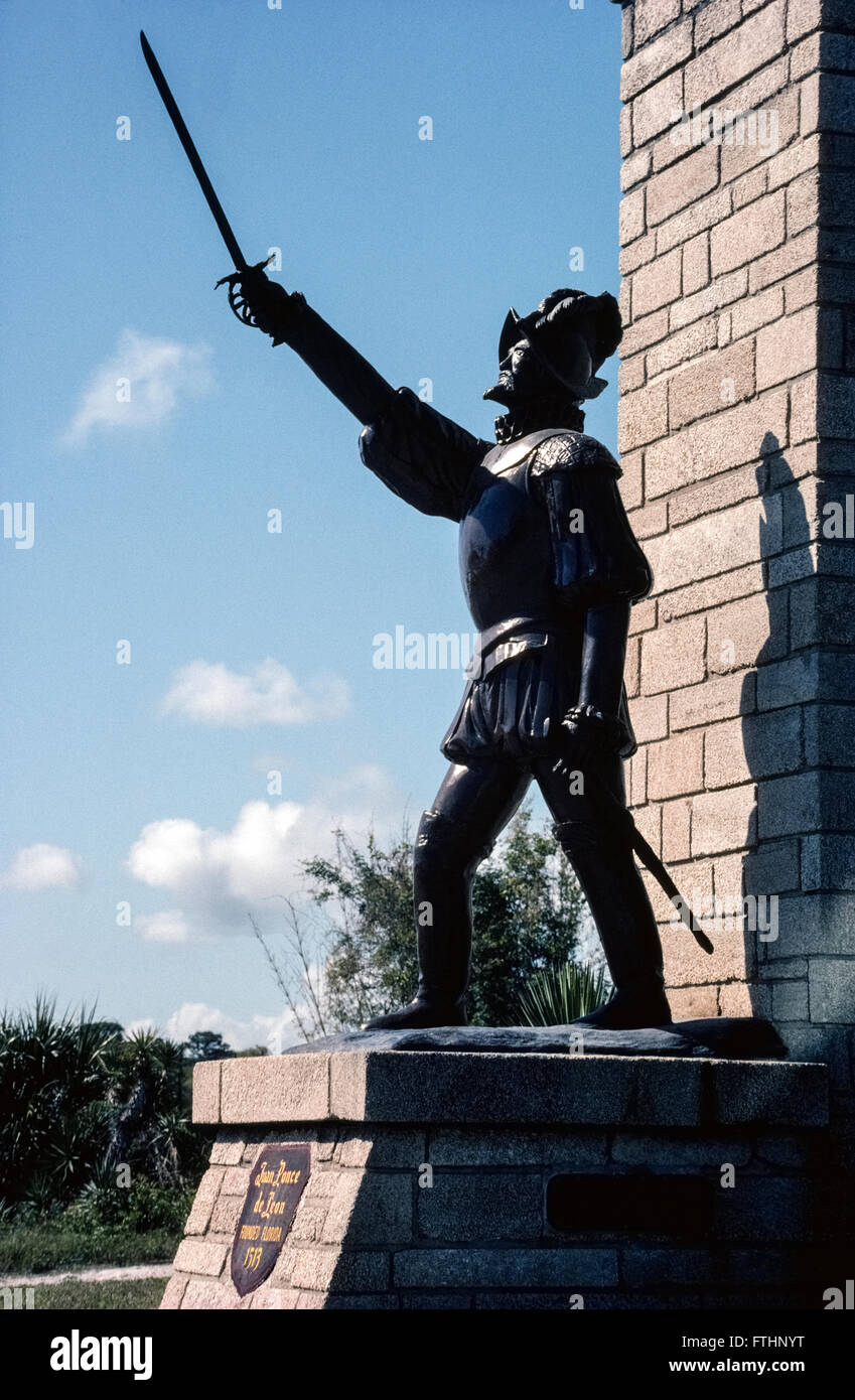 Eine Statue zu Ehren der spanische Entdecker Ponce de Leon steht an einem der Stadttore in St. Augustine, die in der Nähe wo er geglaubt wird, um 1513, der Entdecker der Florida/USA werden an der atlantischen Küste gelandet ist. Die Legende besagt, das er war auf einer Reise auf der Suche nach dem sagenumwobenen "Jungbrunnen."  Ponce de Leon kehrte zur Halbinsel Florida acht Jahre später um eine spanische Kolonie zu etablieren, aber seine Expedition wurde von Native Americans abgefahren; Er starb später an einer Wunde erlitt während der Schlacht mit den Indianern. Stockfoto