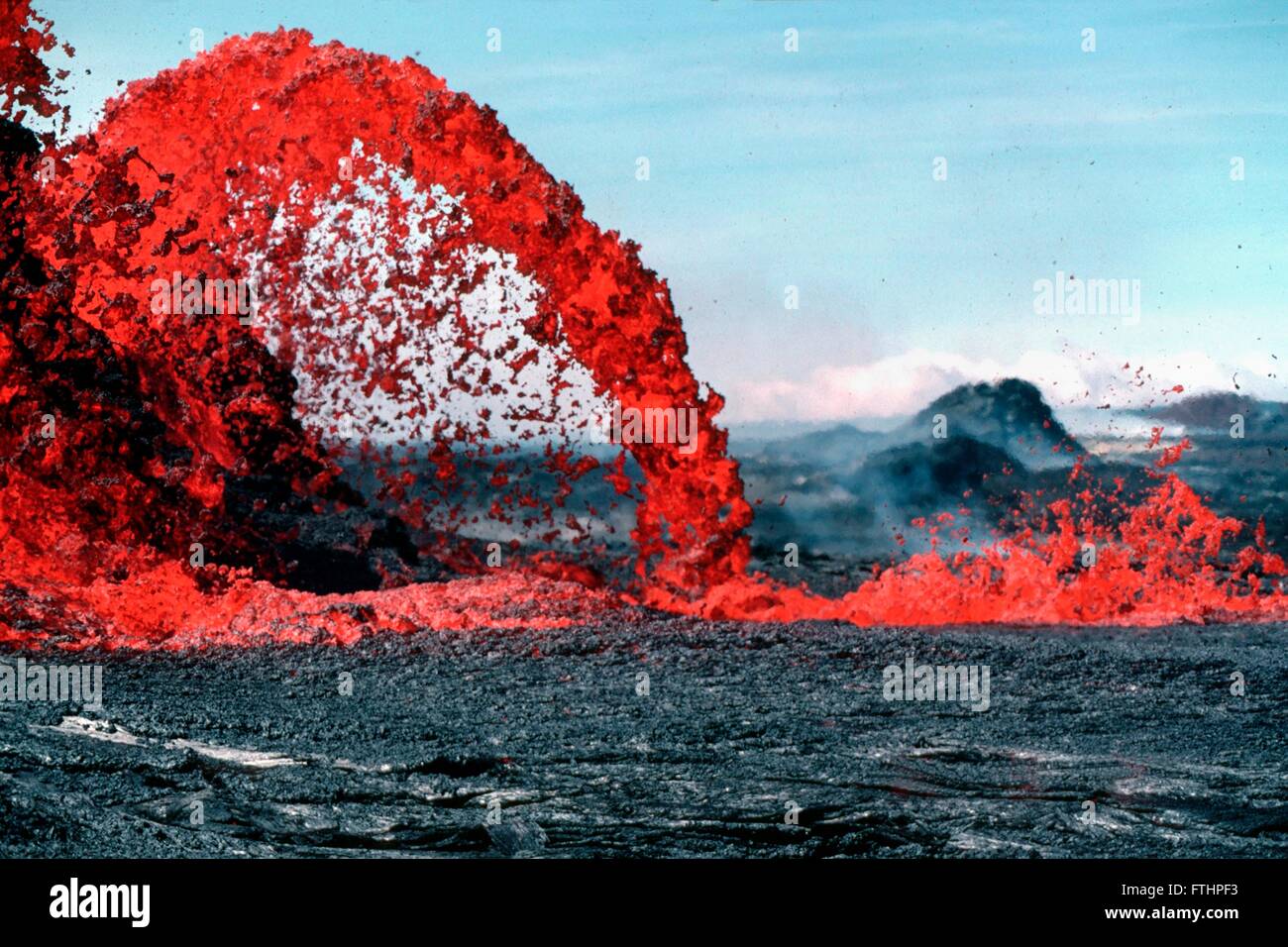 Eine übergreifende Brunnen ein Pahoehoe-Lava etwa 10 Meter hoch aus dem westlichen Ende des 0740 Öffnungen, eine Reihe von Schweißspritzern Kegel südlich von Pu'u Kahaualea Vulkan 1. Mai 2008 in Hilo, Hawaii heraus schießen. Stockfoto