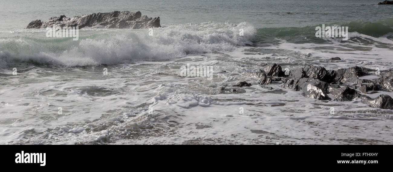 Wunderschöne Buchten in der Nähe von Lizard Cornwall, Wellen-Dollar Cove, gefährlich, Stockfoto