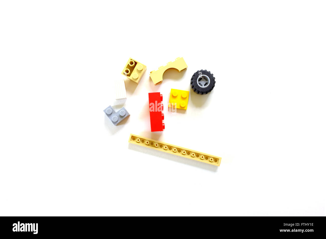 Ein Haufen von Lego-Steinen auf einem weißen Hintergrund fotografiert. Stockfoto