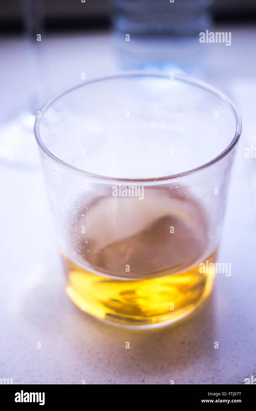 Halb leer Lagerbier Glas im Restaurant-Bar-Foto. Stockfoto