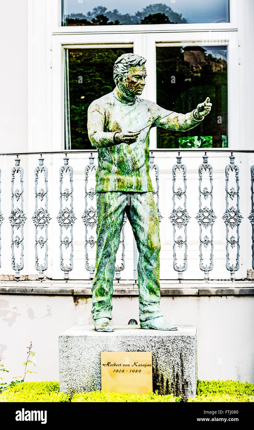 Staue des Dirigenten Herbert von Karajan vor dem Haus, wo er in Salzburg, Karajan Vor seit erst geboren wurde Stockfoto